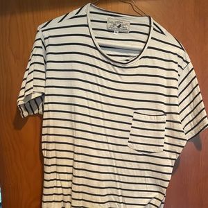 Men’s dressy t shirt from Wellen. Perfect for the beach or poolside.